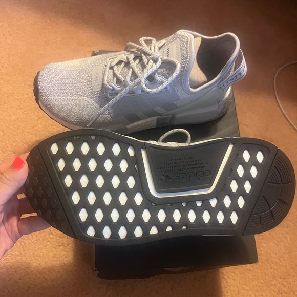 Adidas youth size 4.5 converts to a women’s 6-6.5 - Picture 4 of 4